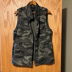 Love Tree Green Camouflage Vest